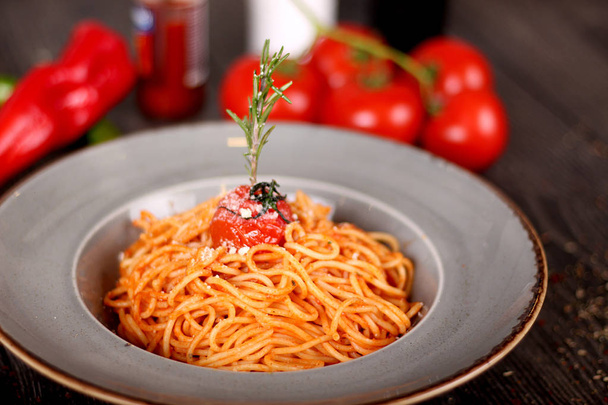 丸皿にスパゲティ - 写真・画像