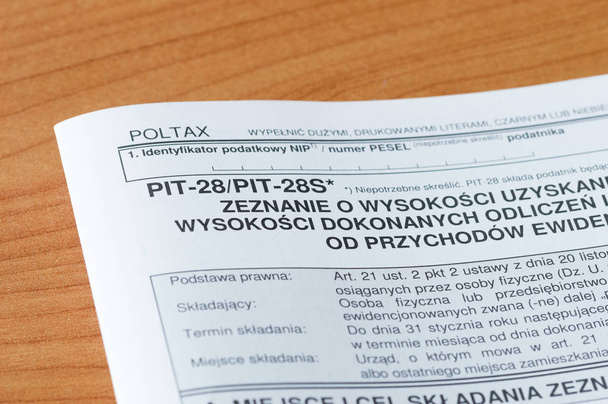 Primer plano para pulir el formulario de impuesto peper PIT-28 / PIT-28S
. - Foto, Imagen