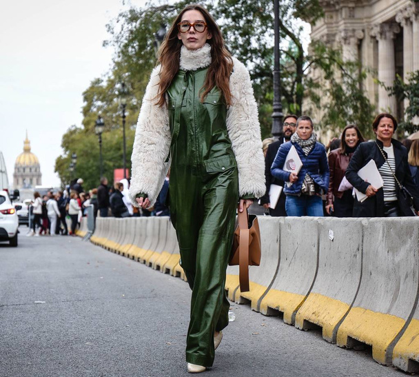 PARIS, France- October 2 2018: Estelle Chemouny Pigault on the street during the Paris Fashion Week. - Foto, afbeelding
