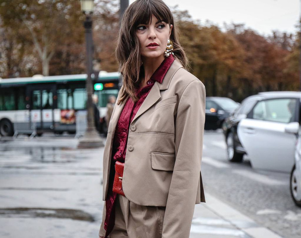 パリ ・ ファッション ・ ウィーク中に路上でパリ、フランス-2018 年 10 月 2 日: クリスティー ・ Gogsadze. - 写真・画像