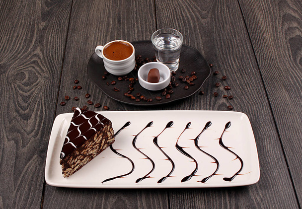 Sabroso pastel de mosaico con café turco
 - Foto, Imagen