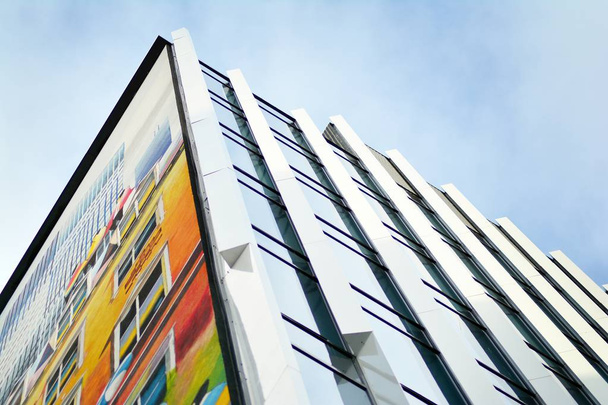 Varsovie, Pologne. 5 janvier 2019. Étincelle immeuble de bureaux. Graffiti abstrait coloré sur mur blanc
. - Photo, image