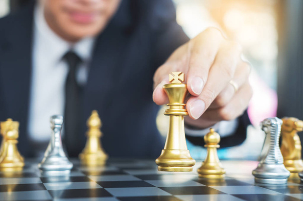 hombre de negocios jugando ajedrez figura tomar un jaque mate otro rey con equipo, estrategia o gestión ganar o concepto de éxito
 - Foto, Imagen