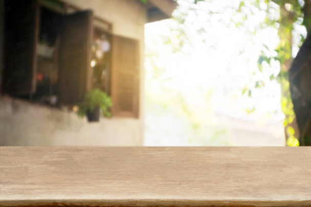 κενό ξύλινο τραπέζι με θολή φόντο υπαίθριο κήπο. - Φωτογραφία, εικόνα