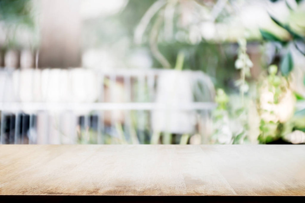 κενό ξύλινο τραπέζι με θολή φόντο υπαίθριο κήπο. - Φωτογραφία, εικόνα