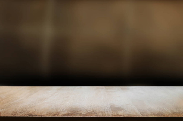 порожній дерев'яний стіл з розмитим фоном
. - Фото, зображення