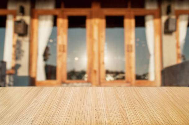 üres fából készült asztal háttér homályos kerthelység. - Fotó, kép