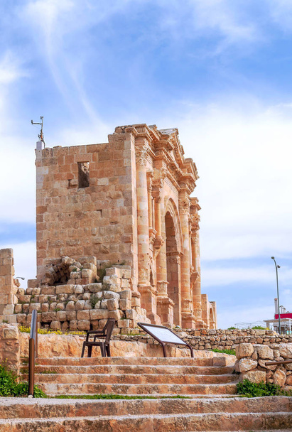 Resti archeologici romani a Jerash in Giordania in una giornata di sole
. - Foto, immagini