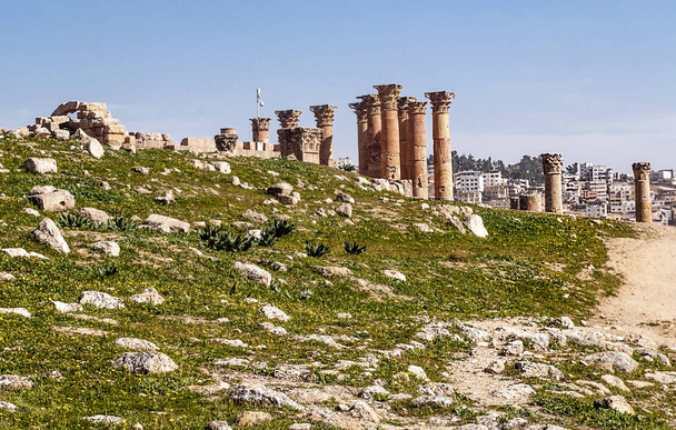 Римские археологические останки в Джераше в Иордании в солнечный день
. - Фото, изображение
