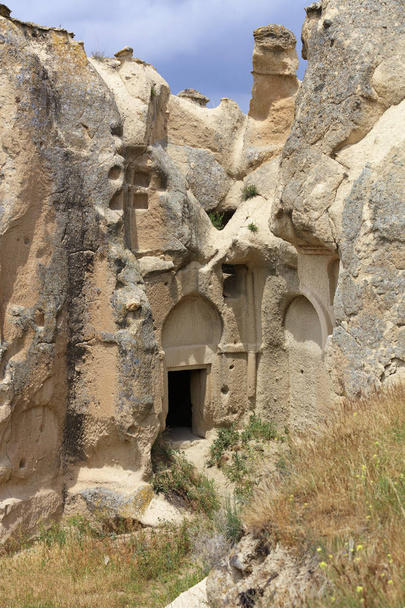 Μυστηριώδη άσημος είσοδο στον παλιό ναό Αρχαίο σπήλαιο λαξευμένες από την ορεινή κοιλάδα της Καππαδοκίας - Φωτογραφία, εικόνα
