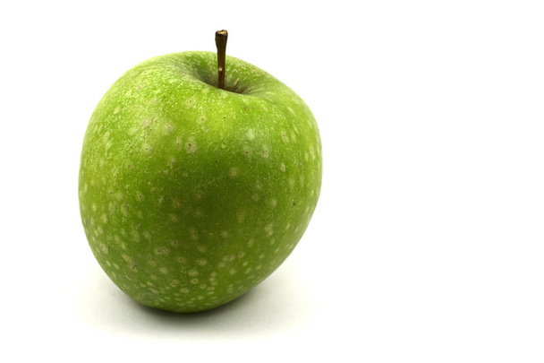 čerstvé zelené strakaté jablko na bílém pozadí - Fotografie, Obrázek