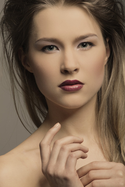 beautiful girl with perfect skin, fashion makeup and hairstyle - Fotografie, Obrázek
