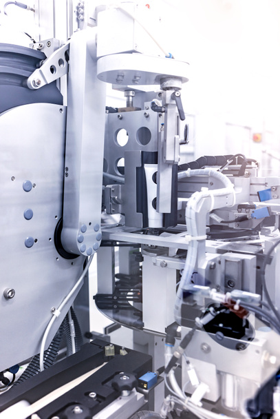 καλλυντικό εργοστάσιο αυτοματοποιημένο ρομποτικό μηχάνημα με σωλήνα και το κιβώτιο, αυτόματο μηχάνημα συσκευασίας για τα καλλυντικά προϊόντα βιομηχανικά - Φωτογραφία, εικόνα