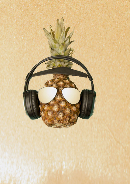 Pineapple on the beach listening to music - Foto, Imagen