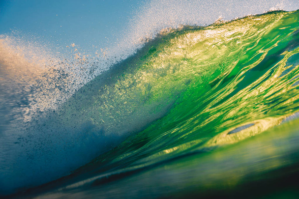 Zöld hullám a naplemente. Tökéletes hullám szörfözés Hawaii - Fotó, kép