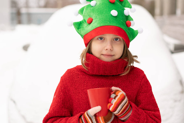 portrait d'une petite fille en plein air en hiver à Noël
 - Photo, image