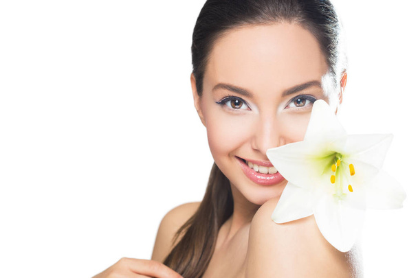 Портрет брюнетки в светлом макияже с белым цветком
. - Фото, изображение