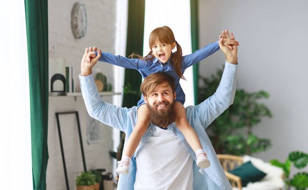 Vatertag. glückliche Familientochter umarmt seinen Vater im Urlaub - Foto, Bild