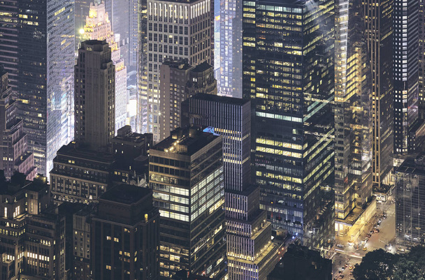 Vista aérea de los edificios modernos de la ciudad de Nueva York por la noche, imagen tonificada a color, EE.UU.
. - Foto, imagen