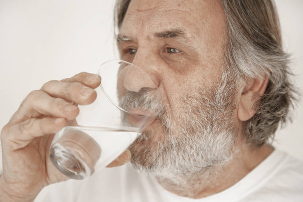 Portré idős férfi ivóvíz - Fotó, kép