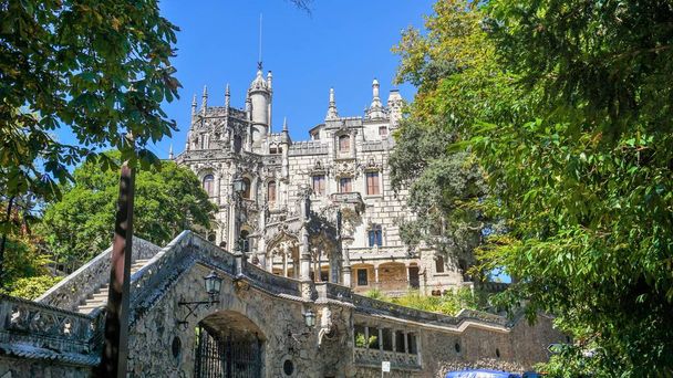Sintra, Portekiz'de Quinta da Regaleira Sarayı. 20. yüzyılın ilk yıllarında inşa. - Fotoğraf, Görsel