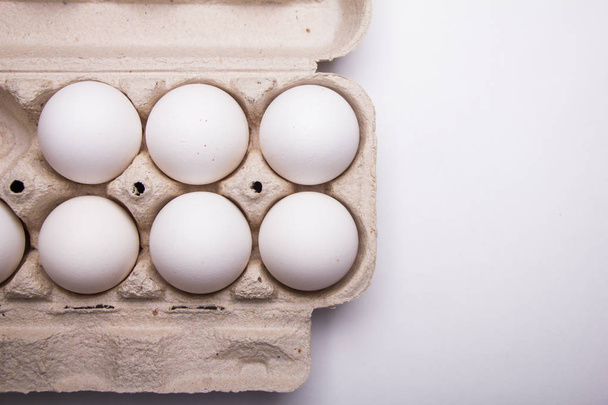 ovos de galinha em caixa de papelão sobre fundo branco
 - Foto, Imagem