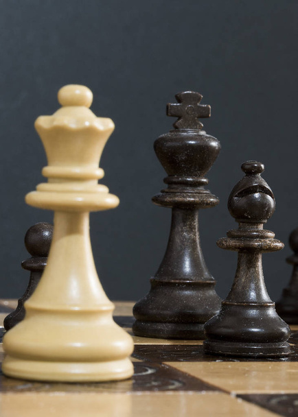 ajedrez fotografiado en un tablero de ajedrez - Foto, imagen