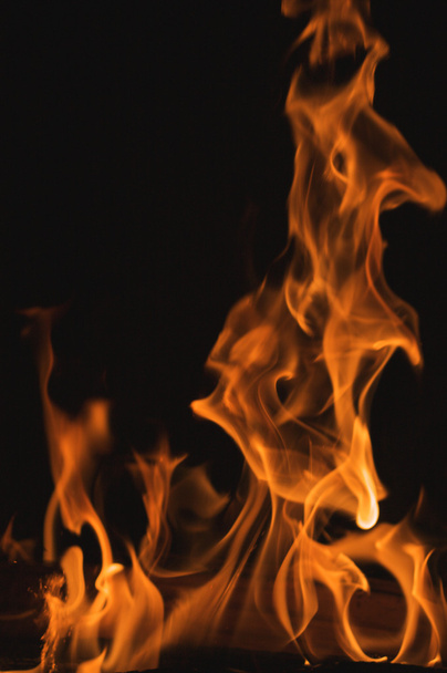 Flammes dramatiques sur un fond sombre
 - Photo, image