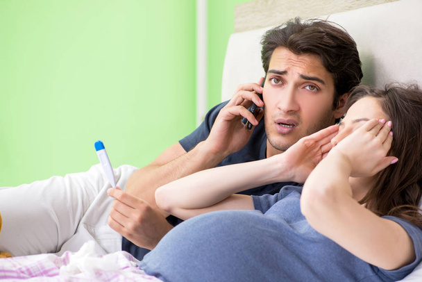 Giovane marito prendersi cura di sua moglie incinta - Foto, immagini