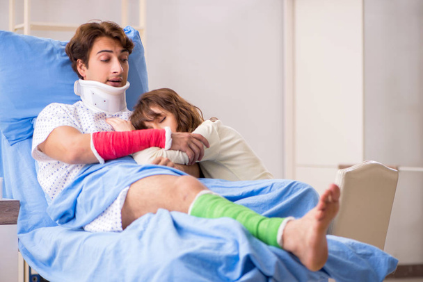 Amare moglie prendersi cura del marito ferito in ospedale  - Foto, immagini