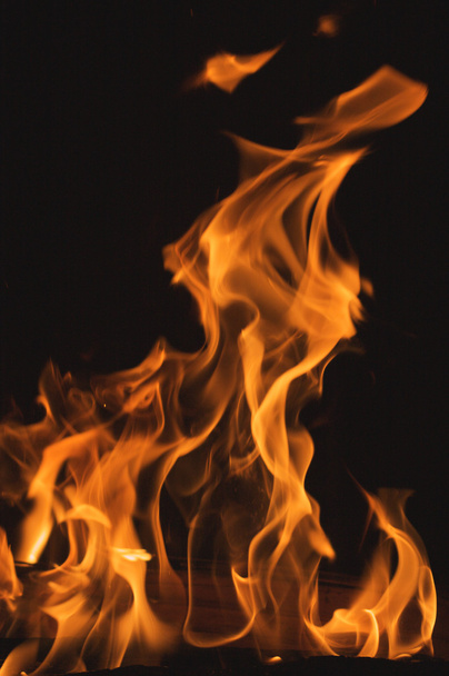 dramatische vlammen tegen een donkere achtergrond - Foto, afbeelding