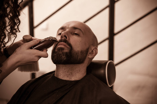 Homme sur barbe de décoration professionnelle chez Barbershop
 - Photo, image