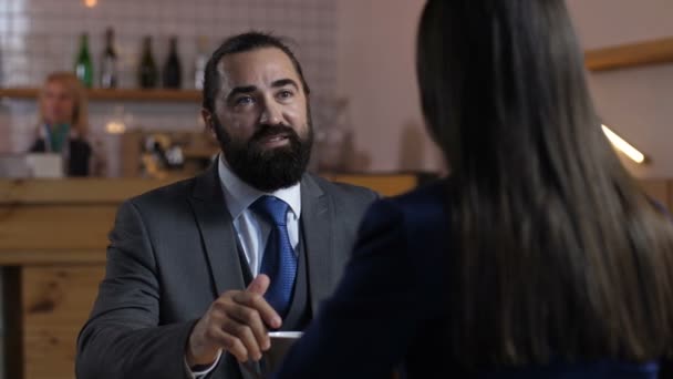 Smiling candidato a emprego masculino durante uma entrevista de emprego
 - Filmagem, Vídeo