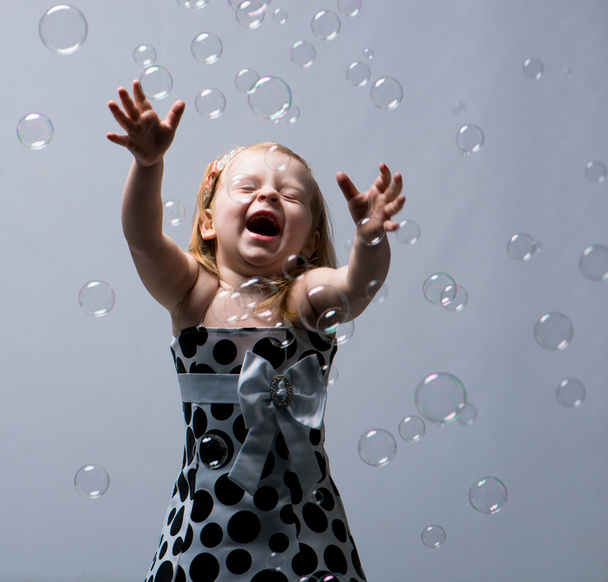 little girl with soap bubbles - Foto, Imagen