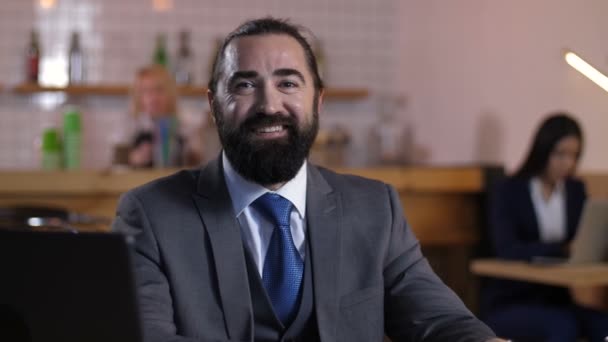 Portrait of smiling bearded businessman indoors - Záběry, video