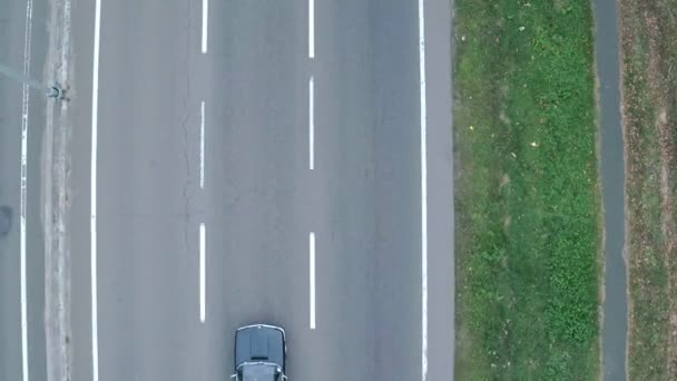 Luftaufnahmen von Auto, das auf der Autobahn ist. Luftaufnahme eines schwarzen BMW, der auf der Autobahn unterwegs ist - Filmmaterial, Video
