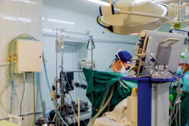 Médico de cirurgia em cirurgia para intervenções com ferramentas de cirurgia em cirurgia cirurgião cirurgia fazendo cirurgia invasiva para o coração aberto
 - Foto, Imagem