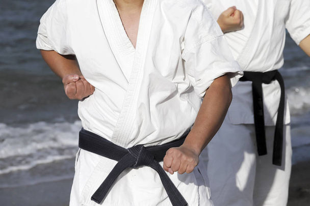 Treinamento de artes marciais de karatê japonês na praia
 - Foto, Imagem