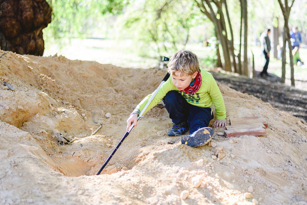 Menino loiro de 5 anos jogando em um monte de sujeira sem buracos de escavação de higiene
. - Foto, Imagem
