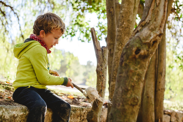 Niño jugando libremente en el aprendizaje de la naturaleza en una escuela forestal, nueva educación alternativa
. - Foto, Imagen