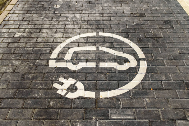 Tankstellensignal für Elektrofahrzeuge auf dem Boden lackiert. - Foto, Bild