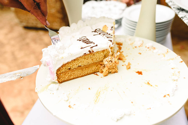 Lezzetli ve eğlenceli gelin pasta dilimlenmiş. - Fotoğraf, Görsel