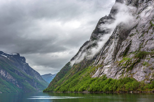 Фіордів Норвегії в дощ, похмурий день - Фото, зображення