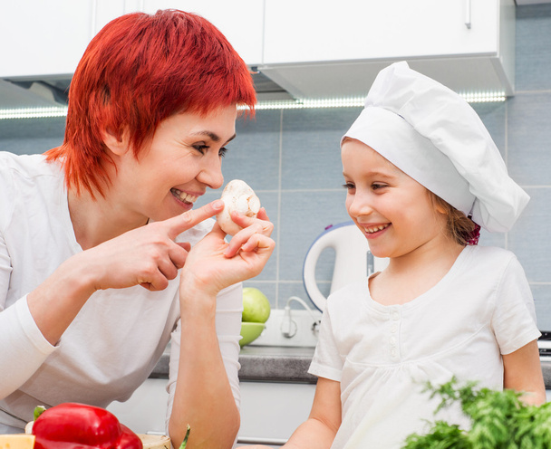 Mother and daughter in the kitchen - Foto, Bild