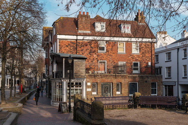 TUNBRIDGE WELLS, KENT/UK - JANUARY 4 : View of buildings in the Pantiles in Royal Tunbridge Wells Kent on January 4, 2019 - Фото, изображение