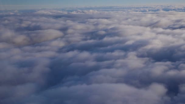Atemberaubende Aufnahmen von Luftaufnahmen über Wolken aus dem Flugzeug - Filmmaterial, Video