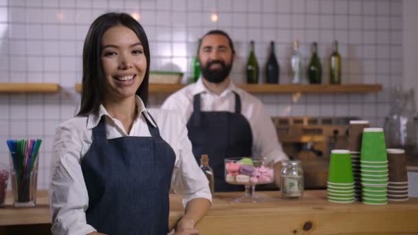 Portret uśmiechający się kelnerka na sobie mundur - Materiał filmowy, wideo