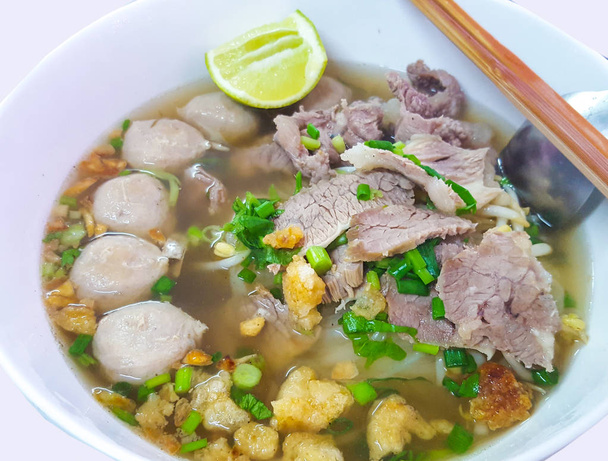 Sopa de fideos de carne tailandesa
 - Foto, Imagen
