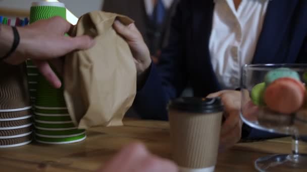 Barista bedient Kunden im Coffeeshop - Filmmaterial, Video