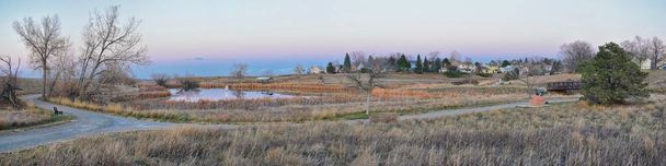 Veduta del sentiero dello stagno di Josh, Riflettendo tramonto a Broomfield Colorado circondato da Cattails, pianure e paesaggio roccioso di montagna durante il tramonto. Stati Uniti
. - Foto, immagini